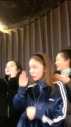 Park Jin-joo Instagram - 유행 따라가긔..🧚🏻🕊✨
근데 우리는 왜 때문에
트렌디한 느낌 안 나여?ㅠ