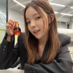Park Jin-joo Instagram - #광고 여러분 제가 광고를 가지고 왔슴미닥!! (와아아🎊) 123년의 전통을 가진 홍삼계의 레전드 정관장에서 화장품도 나오고 있다는 사실 알고 계셨나요!! (정말?웅성웅성👥🗣) 요즘에 살면서 가장 바쁜 날들을 보내고 있는데요!! (감사 오브 레젼드💝) 바쁜 스케쥴로 지쳐버린 저의 피부장벽강화를 열심히 도와주고 있는, 동인비의 1899 시그니처 오일 친구를 소개시켜드리려고 합니댜! (인사해! 51아!) 스킨케어 기초 단계에서 토너 다음으로 사용하고 있는 프리미엄 페이스오일 제품입니댜! 피부가 가장 잘 흡수 할수 있는 제형이 오일이래요. 이 홍삼 오일은 21종의 지방산이 무너진 피부장벽을 테트리스하듯 잘 채워주어 피부장벽강화에 도움을 준다고 해요! 그래서 저는 기도하는 마음으로 중요한 촬영 전날에는 꼭 바르고 잔답니댜! 광채나는 피부 탄력있는 피부를 향해 동인비 1899 시그니처 오일과 함께 떠나보아오! #베프 #홍삼오일 #동인비 #1899시그니처오일