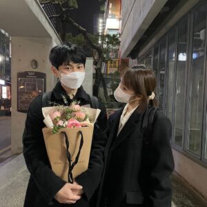 Park Jin-joo Instagram - 엄마가 오빠랑 똑같은 옷 입혀서 
오빠 졸업식 참석한 여동생 #음악극#태일