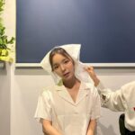 Park Jin-joo Instagram - 촬영을 도와주신 @dlqhfka0217 작가님 면사포 날려준 @hynn_01 고마워🤍 #고깃집웨딩#셀프촬영#우정#추억#사랑
