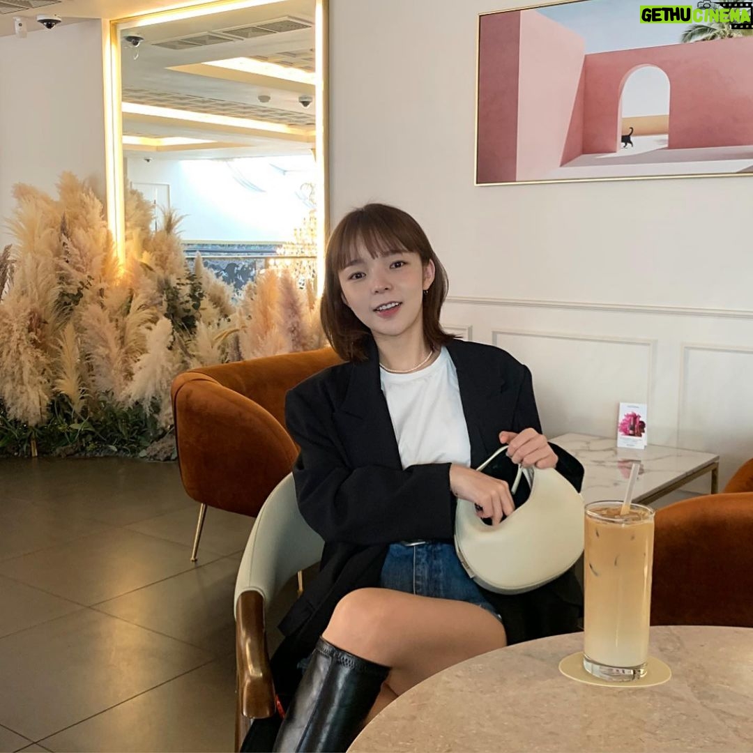 Park Jin-joo Instagram - 원래 에어팟 프로가 있었는데 친구네 강아지가 콩나물인 줄 알고 먹었다🤍 #소듕한1세대