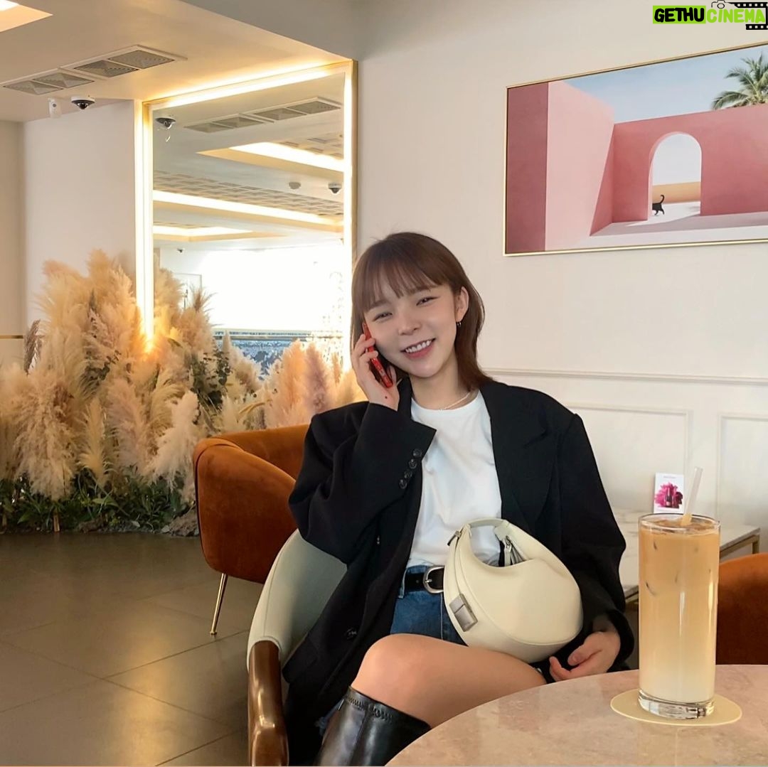 Park Jin-joo Instagram - 원래 에어팟 프로가 있었는데 친구네 강아지가 콩나물인 줄 알고 먹었다🤍 #소듕한1세대