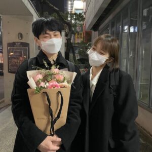 Park Jin-joo Instagram - 엄마가 오빠랑 똑같은 옷 입혀서 
오빠 졸업식 참석한 여동생 #음악극#태일