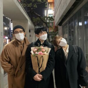 Park Jin-joo Instagram - 엄마가 오빠랑 똑같은 옷 입혀서 
오빠 졸업식 참석한 여동생 #음악극#태일