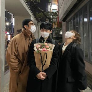 Park Jin-joo Instagram - 엄마가 오빠랑 똑같은 옷 입혀서 
오빠 졸업식 참석한 여동생 #음악극#태일