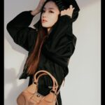 Park Ju-hyun Instagram - #AD New #PradaMoon 백으로연출하는2000년대스타일🤍 2002년 봄/여름 컬렉션에서 처음 선보인 아이코닉한 디자인이 너무 내가 사랑하는 스타일 🤍 #prada