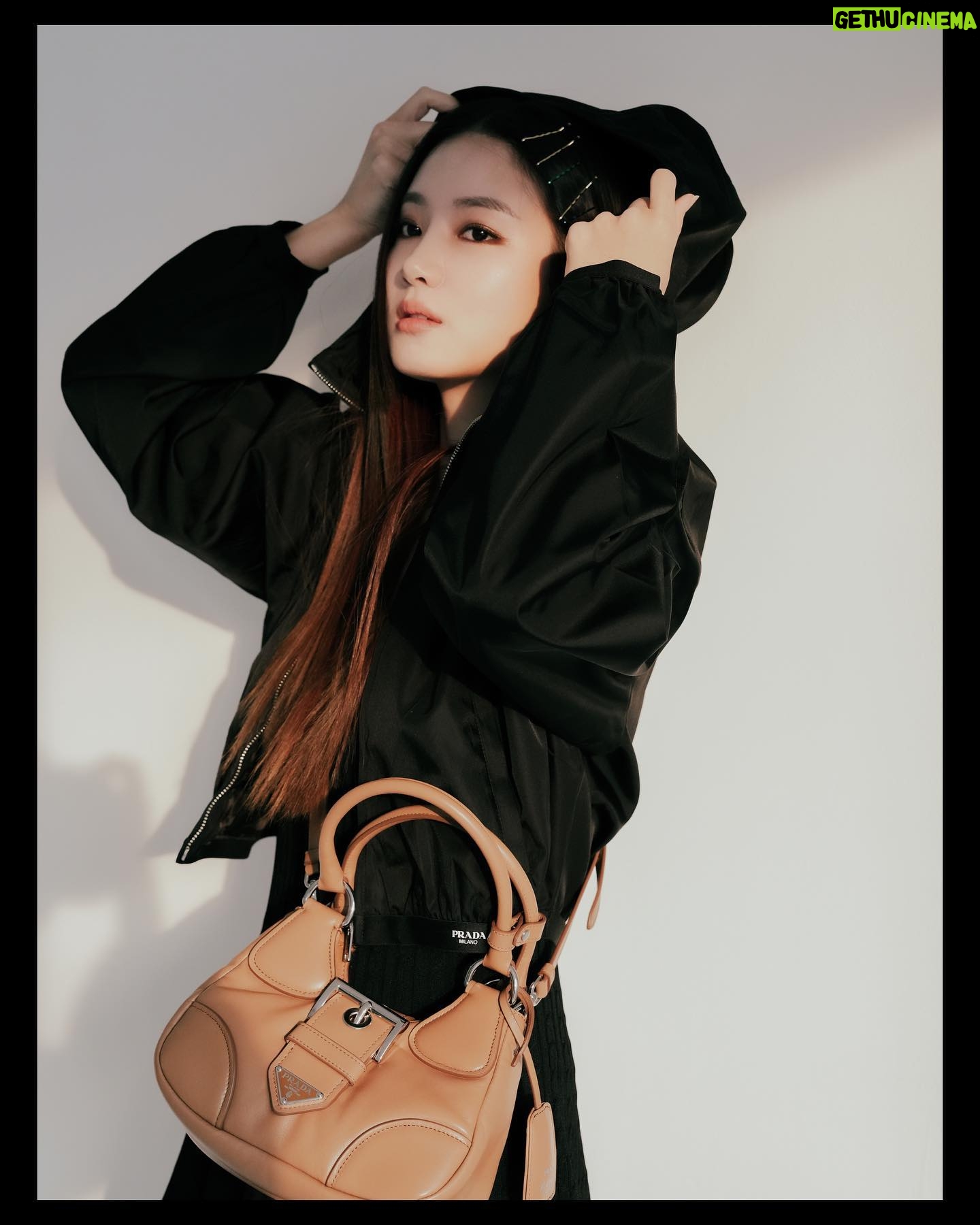 Park Ju-hyun Instagram - #AD New #PradaMoon 백으로연출하는2000년대스타일🤍 2002년 봄/여름 컬렉션에서 처음 선보인 아이코닉한 디자인이 너무 내가 사랑하는 스타일 🤍 #prada