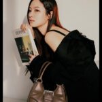 Park Ju-hyun Instagram - #AD New #PradaMoon 백으로연출하는2000년대스타일🤍 2002년 봄/여름 컬렉션에서 처음 선보인 아이코닉한 디자인이 너무 내가 사랑하는 스타일 🤍 #prada