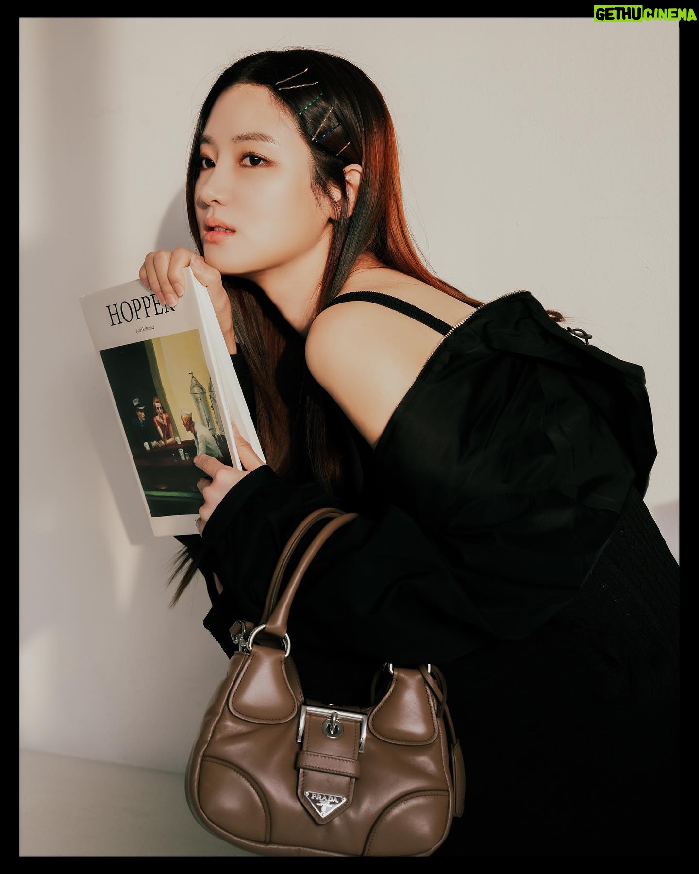 Park Ju-hyun Instagram - #AD New #PradaMoon 백으로연출하는2000년대스타일🤍 2002년 봄/여름 컬렉션에서 처음 선보인 아이코닉한 디자인이 너무 내가 사랑하는 스타일 🤍 #prada