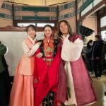 Park Ju-hyun Instagram - 혼자서는 한걸음도 뗄 수 없는 이 길을... 또 많은 사랑과 사람의 힘으로 끝가지 걸어 왔습니다. 늘 작품이 끝날이 오면 여러가지 색의 마음이 엉켜 앞이 잘 보이지도 않지만, 그럼에도 이 모지리를 또 한번 앞으로 밀어내 걷게 해주는 어딘지도 모를 힘의 원천에 마냥 감사해서 꾸역꾸역 ... 또 다른 시작과 끝으로 묵묵히. 나의 길을 따라 마음이 흐르는 대로 정직하게 걸어가보렵니다. (가끔 치트가 있어도 좋고) 그간 소랑이를 사랑해주어 고마워요 ❤️