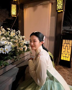 Park Ju-hyun Instagram - 혼자서는 한걸음도 뗄 수 없는 이 길을... 또 많은 사랑과 사람의 힘으로 끝가지 걸어 왔습니다.
늘 작품이 끝날이 오면 여러가지 색의 마음이 엉켜 앞이 잘 보이지도 않지만,
그럼에도 이 모지리를 또 한번 앞으로 밀어내 걷게 해주는 어딘지도 모를 힘의 원천에 마냥 감사해서 꾸역꾸역 ... 또 다른 시작과 끝으로 묵묵히. 나의 길을 따라 마음이 흐르는 대로 정직하게 걸어가보렵니다. (가끔 치트가 있어도 좋고)
그간 소랑이를 사랑해주어 고마워요 ❤️