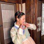 Park Ju-hyun Instagram - 혼자서는 한걸음도 뗄 수 없는 이 길을... 또 많은 사랑과 사람의 힘으로 끝가지 걸어 왔습니다. 늘 작품이 끝날이 오면 여러가지 색의 마음이 엉켜 앞이 잘 보이지도 않지만, 그럼에도 이 모지리를 또 한번 앞으로 밀어내 걷게 해주는 어딘지도 모를 힘의 원천에 마냥 감사해서 꾸역꾸역 ... 또 다른 시작과 끝으로 묵묵히. 나의 길을 따라 마음이 흐르는 대로 정직하게 걸어가보렵니다. (가끔 치트가 있어도 좋고) 그간 소랑이를 사랑해주어 고마워요 ❤️