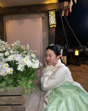 Park Ju-hyun Instagram - 혼자서는 한걸음도 뗄 수 없는 이 길을... 또 많은 사랑과 사람의 힘으로 끝가지 걸어 왔습니다.
늘 작품이 끝날이 오면 여러가지 색의 마음이 엉켜 앞이 잘 보이지도 않지만,
그럼에도 이 모지리를 또 한번 앞으로 밀어내 걷게 해주는 어딘지도 모를 힘의 원천에 마냥 감사해서 꾸역꾸역 ... 또 다른 시작과 끝으로 묵묵히. 나의 길을 따라 마음이 흐르는 대로 정직하게 걸어가보렵니다. (가끔 치트가 있어도 좋고)
그간 소랑이를 사랑해주어 고마워요 ❤️