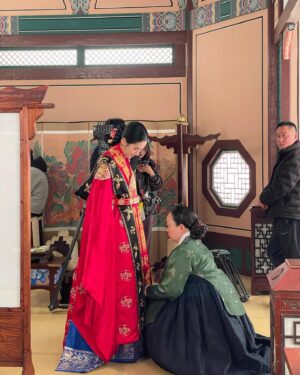 Park Ju-hyun Instagram - 혼자서는 한걸음도 뗄 수 없는 이 길을... 또 많은 사랑과 사람의 힘으로 끝가지 걸어 왔습니다.
늘 작품이 끝날이 오면 여러가지 색의 마음이 엉켜 앞이 잘 보이지도 않지만,
그럼에도 이 모지리를 또 한번 앞으로 밀어내 걷게 해주는 어딘지도 모를 힘의 원천에 마냥 감사해서 꾸역꾸역 ... 또 다른 시작과 끝으로 묵묵히. 나의 길을 따라 마음이 흐르는 대로 정직하게 걸어가보렵니다. (가끔 치트가 있어도 좋고)
그간 소랑이를 사랑해주어 고마워요 ❤️