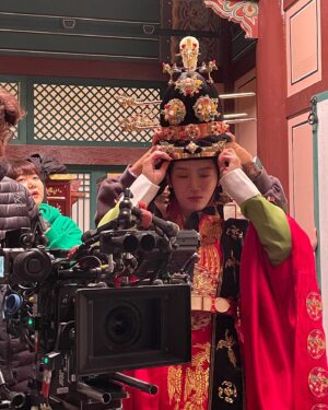 Park Ju-hyun Instagram - 혼자서는 한걸음도 뗄 수 없는 이 길을... 또 많은 사랑과 사람의 힘으로 끝가지 걸어 왔습니다.
늘 작품이 끝날이 오면 여러가지 색의 마음이 엉켜 앞이 잘 보이지도 않지만,
그럼에도 이 모지리를 또 한번 앞으로 밀어내 걷게 해주는 어딘지도 모를 힘의 원천에 마냥 감사해서 꾸역꾸역 ... 또 다른 시작과 끝으로 묵묵히. 나의 길을 따라 마음이 흐르는 대로 정직하게 걸어가보렵니다. (가끔 치트가 있어도 좋고)
그간 소랑이를 사랑해주어 고마워요 ❤️