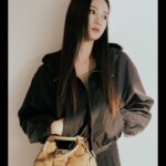 Park Ju-hyun Instagram - #AD New #PradaMoon 백으로연출하는2000년대스타일🤍 2002년 봄/여름 컬렉션에서 처음 선보인 아이코닉한 디자인이 너무 내가 사랑하는 스타일 🤍 #prada