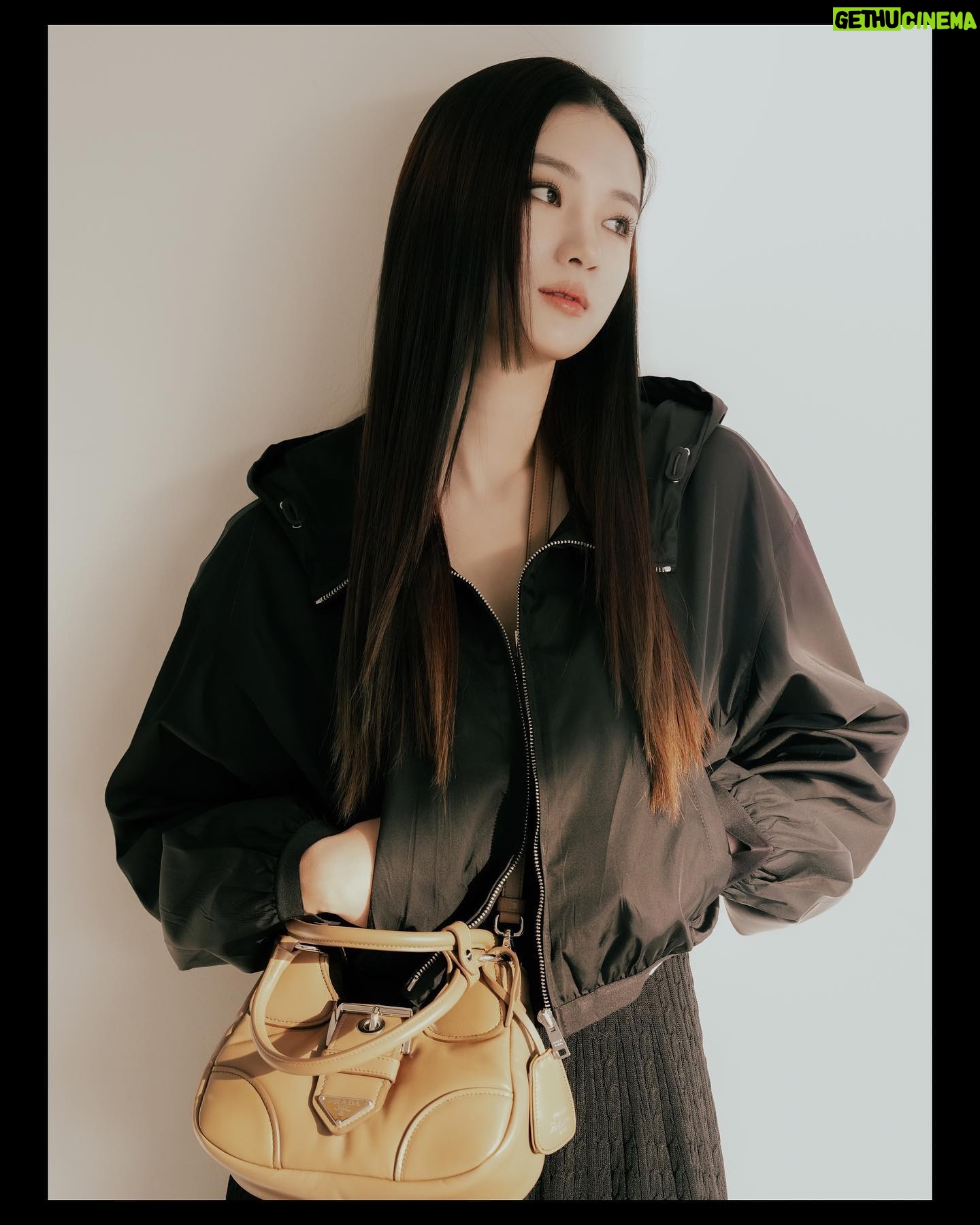 Park Ju-hyun Instagram - #AD New #PradaMoon 백으로연출하는2000년대스타일🤍 2002년 봄/여름 컬렉션에서 처음 선보인 아이코닉한 디자인이 너무 내가 사랑하는 스타일 🤍 #prada