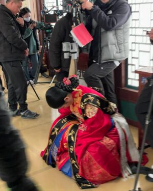 Park Ju-hyun Instagram - 혼자서는 한걸음도 뗄 수 없는 이 길을... 또 많은 사랑과 사람의 힘으로 끝가지 걸어 왔습니다.
늘 작품이 끝날이 오면 여러가지 색의 마음이 엉켜 앞이 잘 보이지도 않지만,
그럼에도 이 모지리를 또 한번 앞으로 밀어내 걷게 해주는 어딘지도 모를 힘의 원천에 마냥 감사해서 꾸역꾸역 ... 또 다른 시작과 끝으로 묵묵히. 나의 길을 따라 마음이 흐르는 대로 정직하게 걸어가보렵니다. (가끔 치트가 있어도 좋고)
그간 소랑이를 사랑해주어 고마워요 ❤️