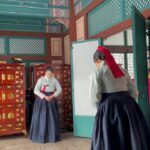 Park Ju-hyun Instagram - 혼자서는 한걸음도 뗄 수 없는 이 길을... 또 많은 사랑과 사람의 힘으로 끝가지 걸어 왔습니다. 늘 작품이 끝날이 오면 여러가지 색의 마음이 엉켜 앞이 잘 보이지도 않지만, 그럼에도 이 모지리를 또 한번 앞으로 밀어내 걷게 해주는 어딘지도 모를 힘의 원천에 마냥 감사해서 꾸역꾸역 ... 또 다른 시작과 끝으로 묵묵히. 나의 길을 따라 마음이 흐르는 대로 정직하게 걸어가보렵니다. (가끔 치트가 있어도 좋고) 그간 소랑이를 사랑해주어 고마워요 ❤️