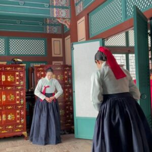 Park Ju-hyun Instagram - 혼자서는 한걸음도 뗄 수 없는 이 길을... 또 많은 사랑과 사람의 힘으로 끝가지 걸어 왔습니다.
늘 작품이 끝날이 오면 여러가지 색의 마음이 엉켜 앞이 잘 보이지도 않지만,
그럼에도 이 모지리를 또 한번 앞으로 밀어내 걷게 해주는 어딘지도 모를 힘의 원천에 마냥 감사해서 꾸역꾸역 ... 또 다른 시작과 끝으로 묵묵히. 나의 길을 따라 마음이 흐르는 대로 정직하게 걸어가보렵니다. (가끔 치트가 있어도 좋고)
그간 소랑이를 사랑해주어 고마워요 ❤️