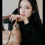 Park Ju-hyun Instagram - #AD New #PradaMoon 백으로연출하는2000년대스타일🤍 2002년 봄/여름 컬렉션에서 처음 선보인 아이코닉한 디자인이 너무 내가 사랑하는 스타일 🤍 #prada