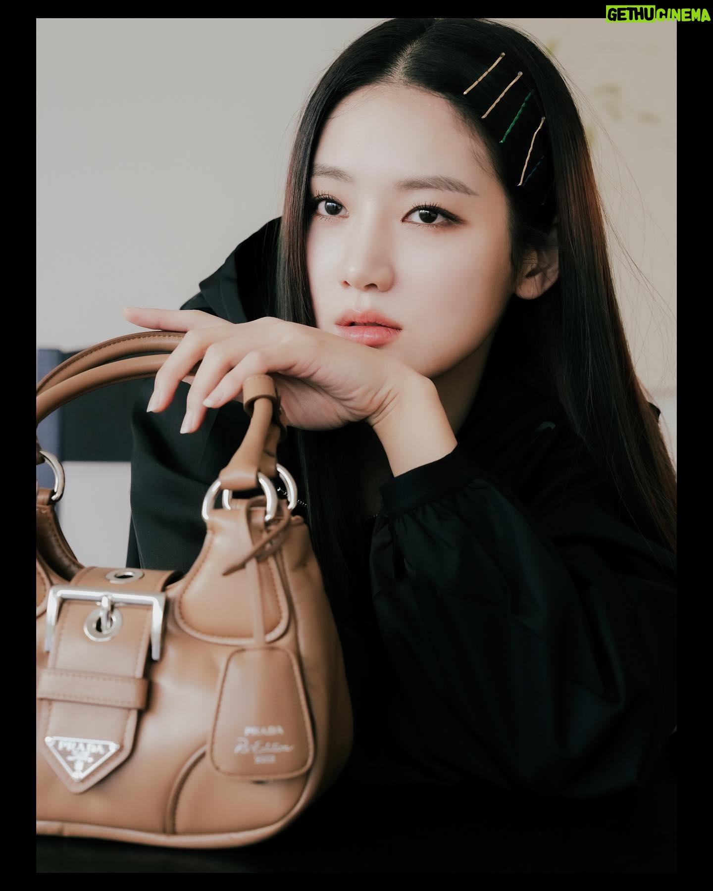 Park Ju-hyun Instagram - #AD New #PradaMoon 백으로연출하는2000년대스타일🤍 2002년 봄/여름 컬렉션에서 처음 선보인 아이코닉한 디자인이 너무 내가 사랑하는 스타일 🤍 #prada