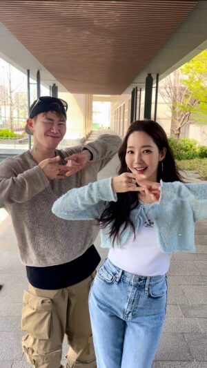 Park Min-young Instagram - 봄바람에 Super이끌림

#reels #magneticdancechallenge #ILLIT #아일릿