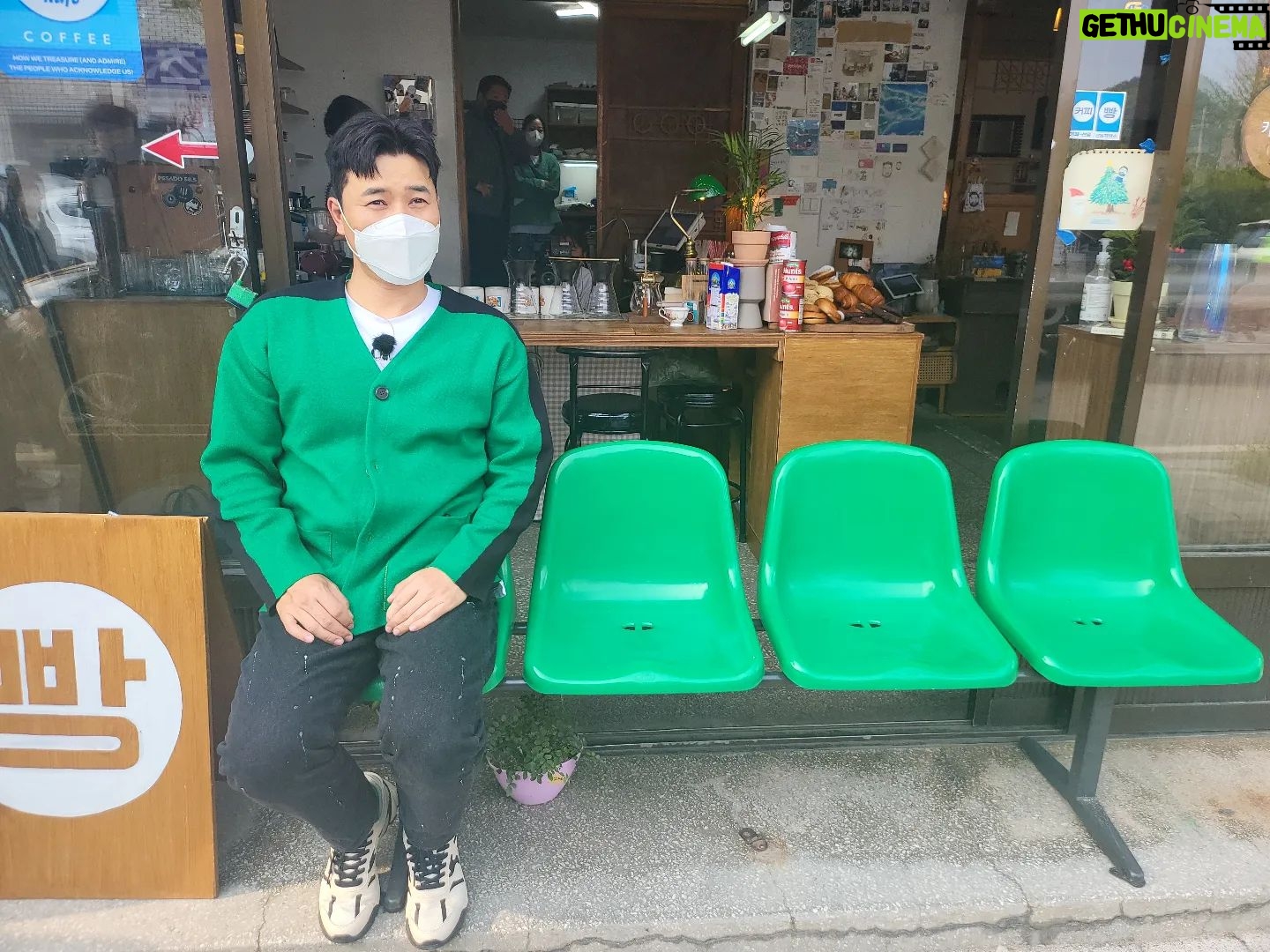 Park Myung-soo Instagram - 종민이랑 토밥촬영중 색감이좋아서 한컷 #명중만 #김종민 #토요일은밥이좋아