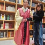Park Myung-soo Instagram – 명수형 :  아~~~ 음식 만들어야 하는데 개량한복을 가져와야지 불편하게 무슨 내가 호위무사야?

시덕이 : ————-

명수형 : 오랜만에 일하니깐 월급 깍을까봐 
여기에 몰빵? (최선) 했구만.

시덕이 : ————-

계속 투덜대는 #연예인 
어떠한 말을해도 대답않는 #스타일리스트 

#박명수