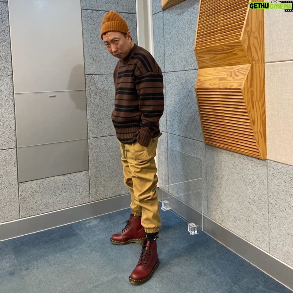 Park Myung-soo - 23.5K Likes - 오늘 이렇게입고나왔어요~^^
#박명수스타일#패피남
비니 홍대2만원
코트 홍대17만원
니트 작년 iey국산니트
바지 홍대 6만원
닥터마틴부츠 14만원
빈티지가방 홍대11만원