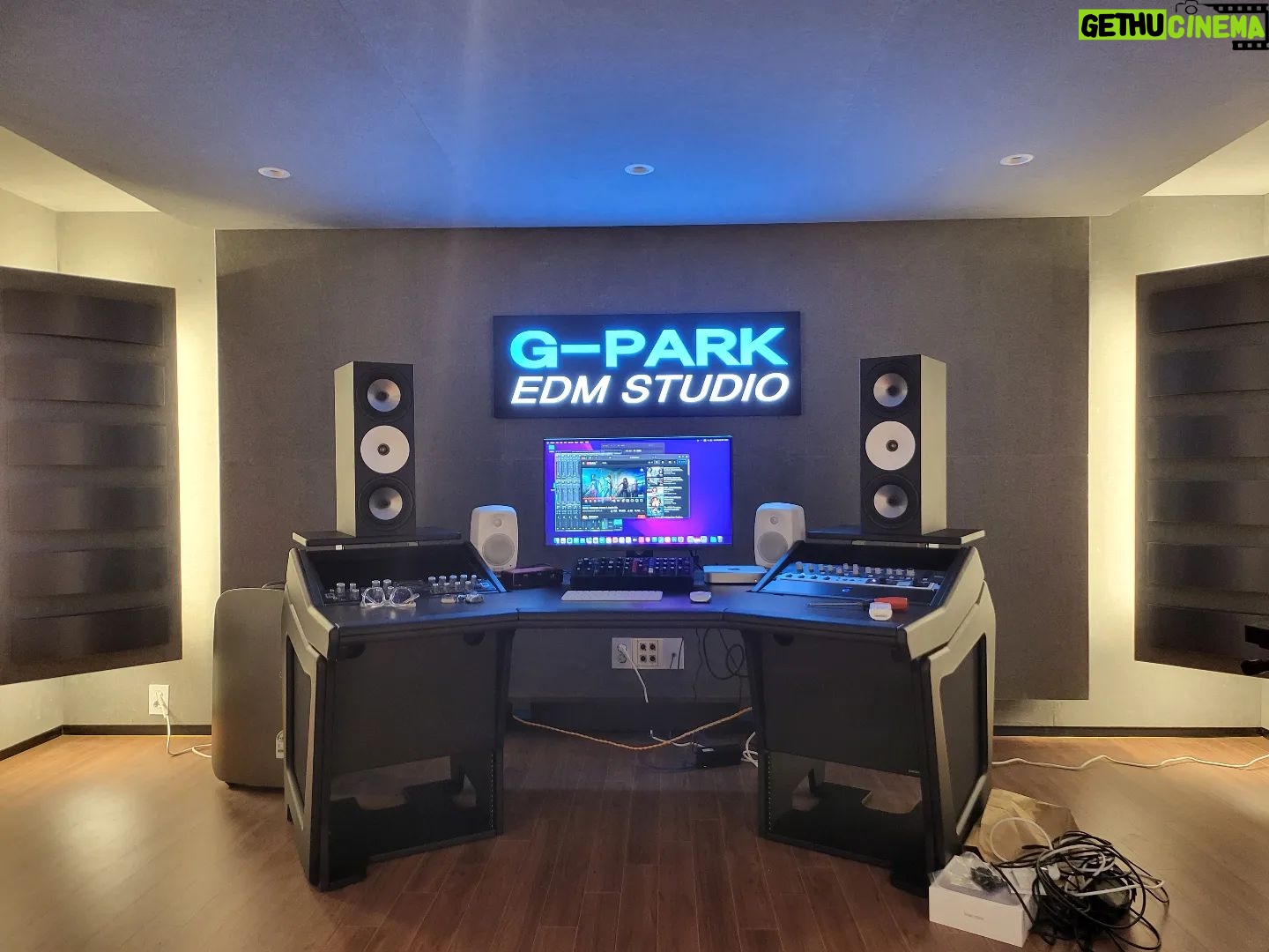Park Myung-soo Instagram - 본격적인 edm 작곡 디제잉 출발~^^ G park edm factory 완성 곧 페스티벌에서 만나요♡ #edm #composer #spinning #라아컴퍼니