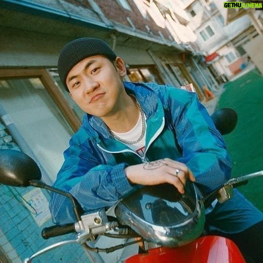 Park Myung-soo - 19.8K Likes - 좋은 개그맨 후배를 소개 합니다.
임키(본명 김민수)
지금 랩하는 유튜버로 활동중입니다.
박명수의라디오쇼 성대모사 달인을 찾아라.코너에도 출연한 후배입니다.
노래랑 뮤비 재밌으니까 많이 봐주세요.
https://youtu.be/8oVhTvRU014
#youtube #kt