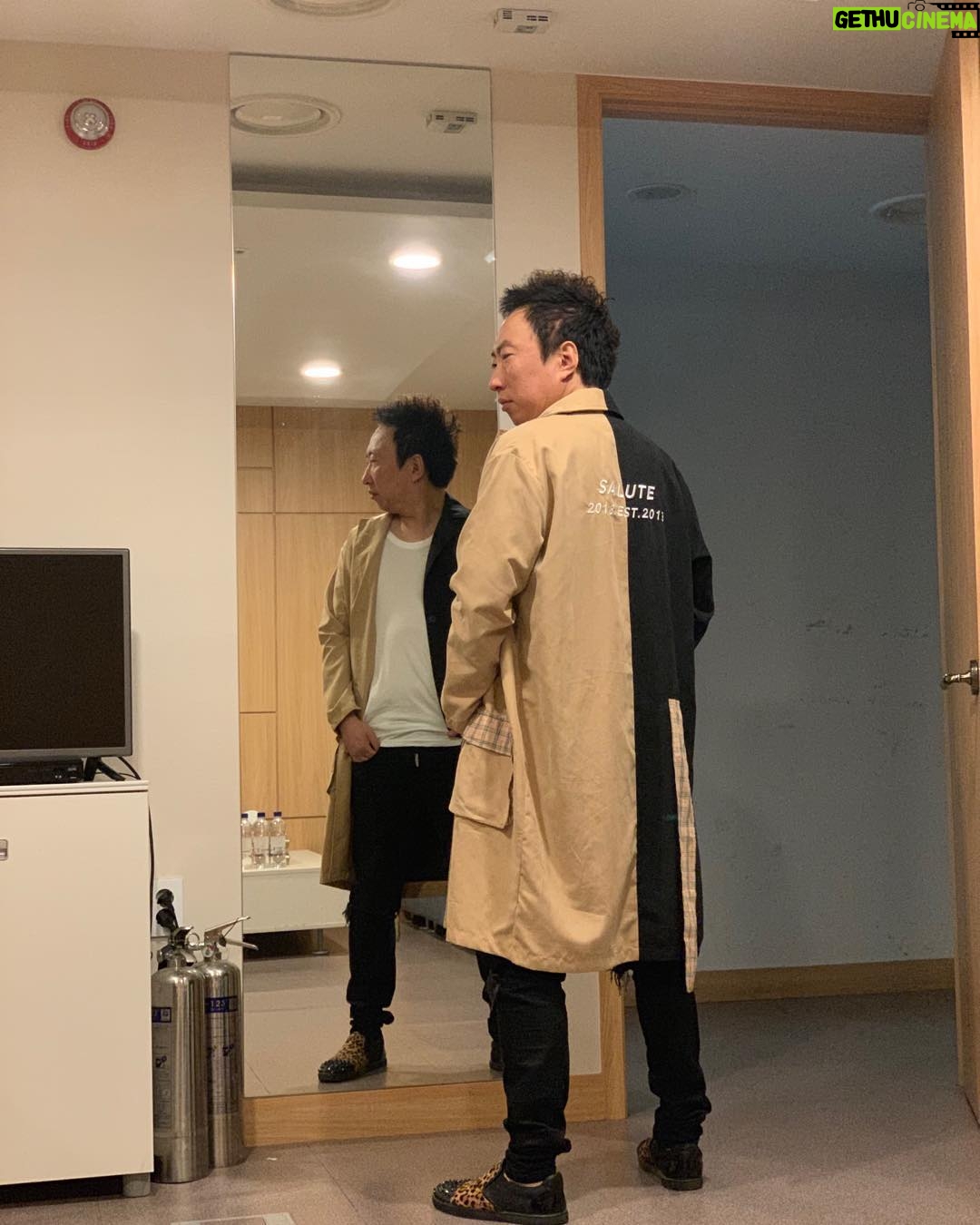 Park Myung-soo - 15.9K Likes - 비와도 폼나게~