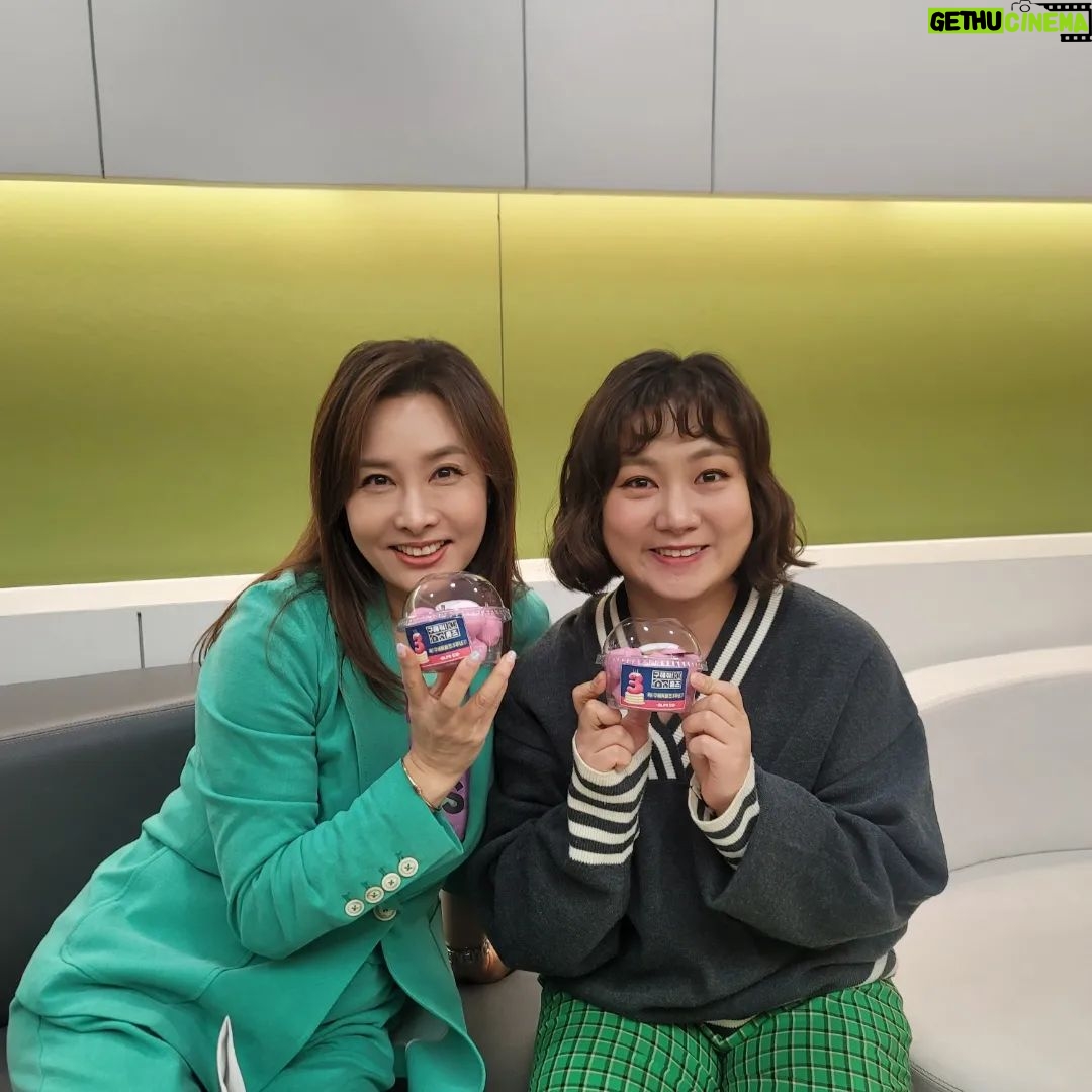 Park Na-rae Instagram - #저희집 #나래바 #인테리어 #조희선소장님 #구해줘홈즈 #인연 작년에 만나 총 4개월간을 고생해주신 고마운 소장님.. 나의 꿈을 현실로 만들어주신 분.. 감사합니당!!! @choheesun95 #박나래스러운게좋아