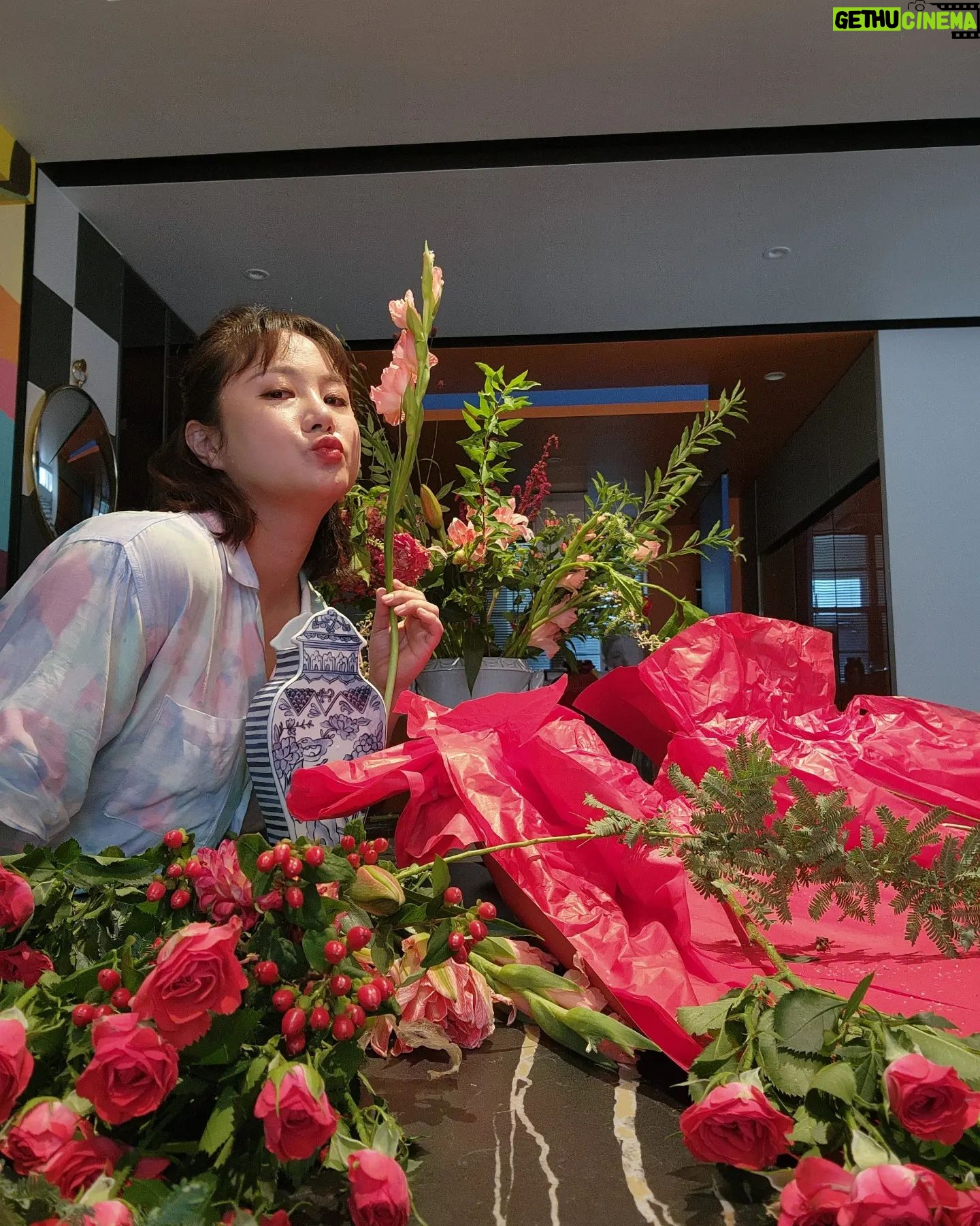 Park Na-rae Instagram - #toomuch 이세상화려함 사랑함 #센트디