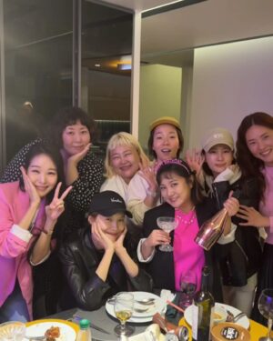 Park Na-rae Instagram - #오늘 #생일 
이 세상에서 본인 생일 제일 즐기는 사람..
아주 행복한 내사람.. 내돈내산..
행복합니다 고마워유