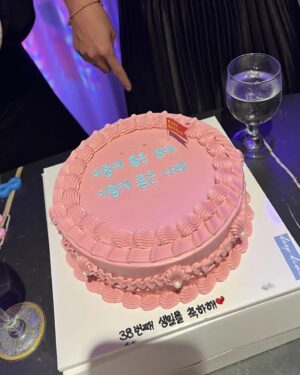 Park Na-rae Instagram - #오늘 #생일 
이 세상에서 본인 생일 제일 즐기는 사람..
아주 행복한 내사람.. 내돈내산..
행복합니다 고마워유