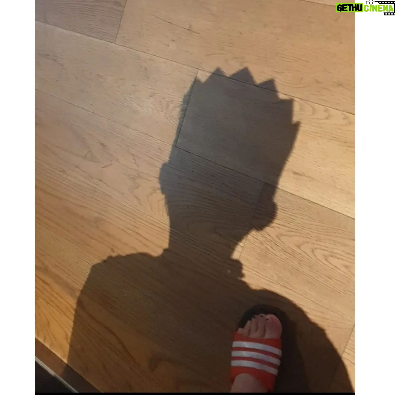 Park Na-rae Instagram - #줄서는식당 #열애설 #내남자 #사랑하는사람 혼란을 드려 죄송합니다.. 제 휴대폰 배경화면의 그 분은.. 내 남자라고 하기도 뭐하고.. 뭐랄까.. 자웅동체? 아가씨와 아저씨의 중간.. 아가저씨? #내가봐도잘생김 #나는나를사랑합니다