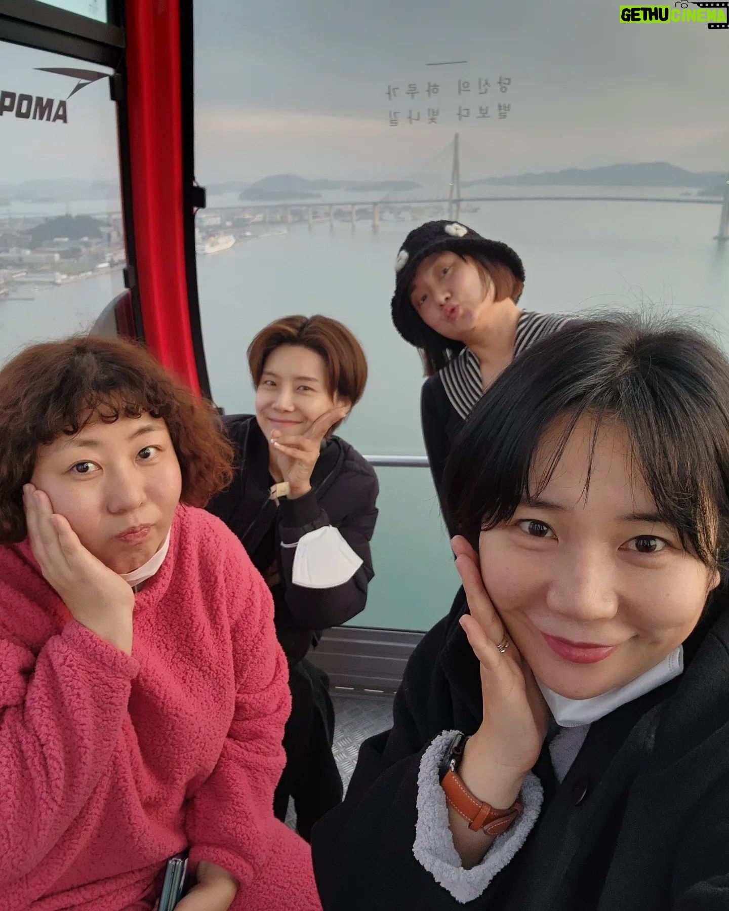 Park Na-rae Instagram - #목포 1월 어느 멋진날 참 좋은 내 사람들.. 할머니 뵈러 갔다가 배터진 여행.. 그리고 음식.. 진심으로 2시간 넘게 공복인적 없음..엄마집 할머니댁 쫀드기 고깃집 한정식 빵집 염통꼬치...외 등등 #오늘아님