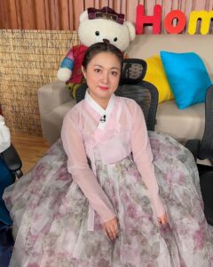 Park Na-rae Instagram - 햅삐햅삐한 추석되세요~~ 오늘밤 나혼자산다에서 풍성한 한가위 느끼시길.. 추석맞이 벌크업중