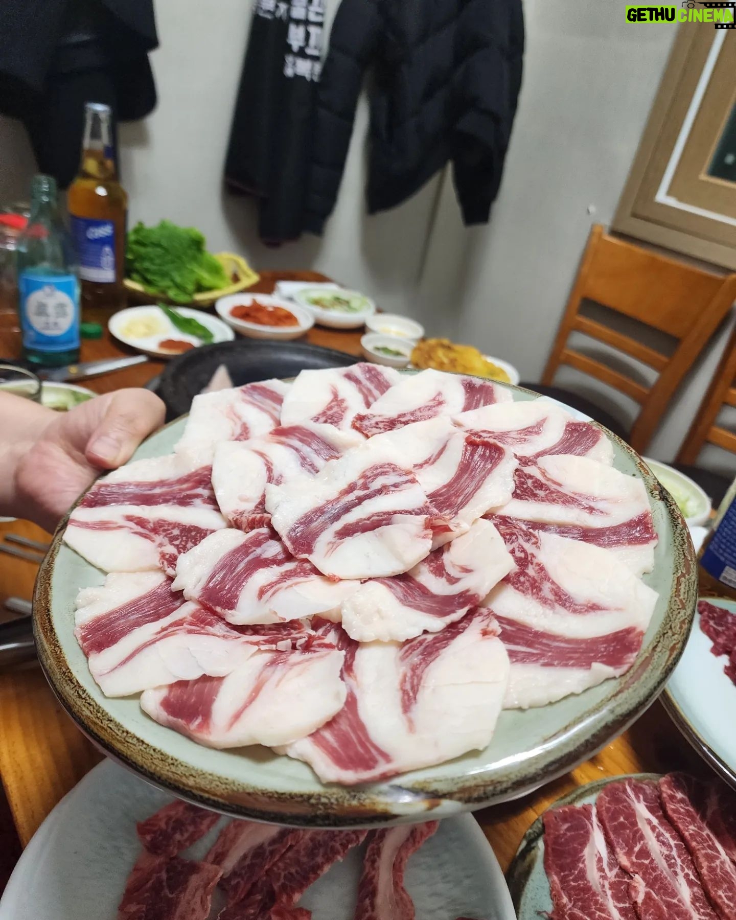 Park Na-rae Instagram - #목포 1월 어느 멋진날 참 좋은 내 사람들.. 할머니 뵈러 갔다가 배터진 여행.. 그리고 음식.. 진심으로 2시간 넘게 공복인적 없음..엄마집 할머니댁 쫀드기 고깃집 한정식 빵집 염통꼬치...외 등등 #오늘아님
