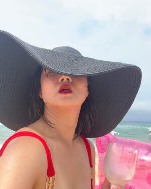 Park Na-rae Instagram - 시작 니스였으나 끝은 스릴러 느와르 물로 바꼈고 빨간 비키니 마냥 나의 여름은 뜨거웠다….. 지금도 손으로 밀면 등껍질이 밀린다.. 아 그때의 감동이 밀려오네..
#나혼자산다 #비키니는기세다
모든 분들의 댓글을 다 달아드릴수 없어 남깁니다
검정 플로피햇은 저도 빌린거라 ..
얼룩모자는 고로고라
텐트는 돌스킬 이라는 미국 패션사이트 직구
수영복은 데이즈데이즈 
식스팩은 싹 다 흘러내려서 그저 때처럼 벗겨졌음
레드립은 나스 립펜슬 드래곤걸