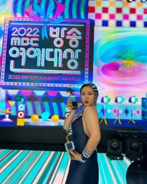 Park Na-rae Instagram - 못 다한 소감은..
사랑하는 우리 가족 
내 친구들 동료들 우리 개그여신 박나래 식구들 
언제나 고마운 모든 제작진분들
항상 고생해주는 우리 JDB식구들 헤매쌤 스타일리스트 식구들 다 너무 고맙고 사랑합니다 
내년엔 더 행복한 웃음 드리기 위해 더더 노력하겠습니다 사랑합니다 우리 모두 행복합시다 
#드레스 #이승진웨딩