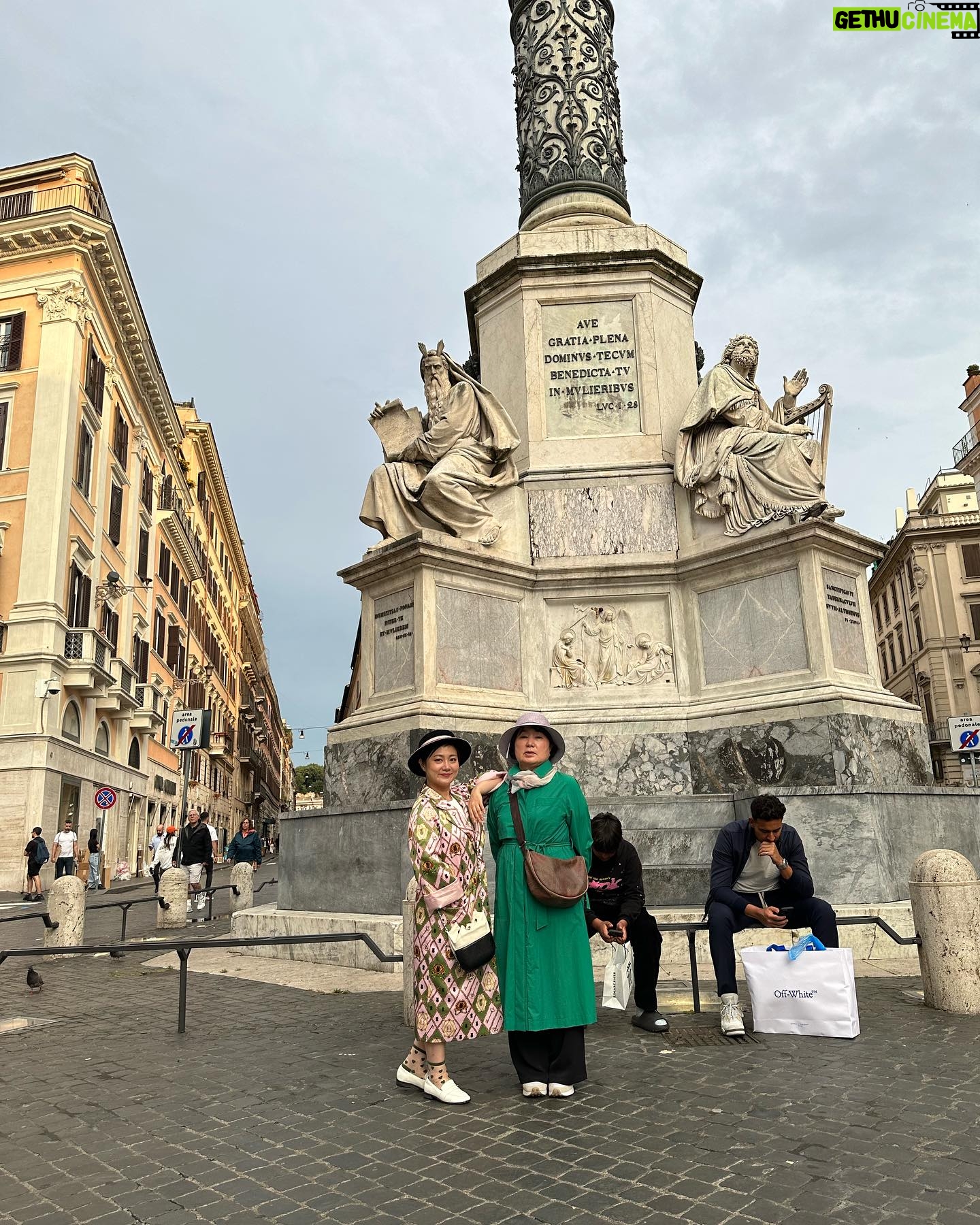 Park Na-rae Instagram - #italy #rome 환장하게 좋았던 걸어서환장속으로..