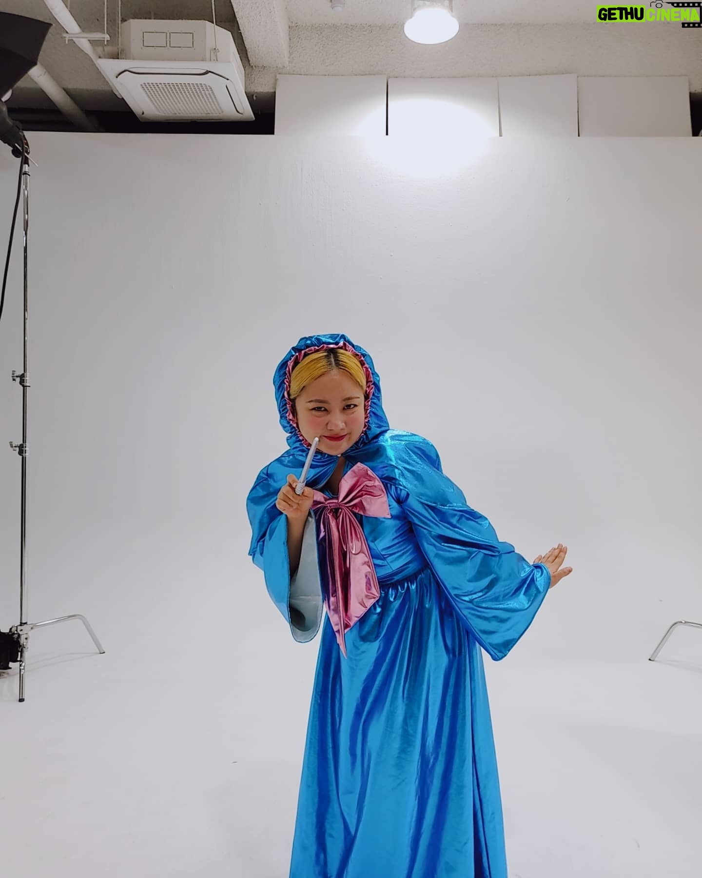 Park Na-rae Instagram - #거기너 #그래바로너 #에스마켓 #광고 #촬영중 #신데렐라 #아니고 #마법할머니