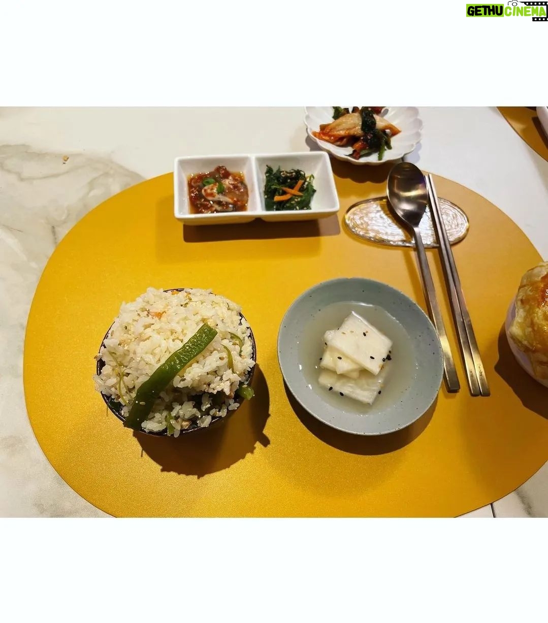 Park Na-rae Instagram - 우리 소식좌 다라언니가 보내준 나래미식회 1부 사진.. 맛있게 먹어줘서 참 고맙고 또 해주고 싶고 요리만 한것 같은데..왜 나는 다음날 1킬로가 찐거지.. 아 나도 먹었구나.. #나래미식회 #나혼자산다 #인터넷레시피스승님들 #감사합니다
