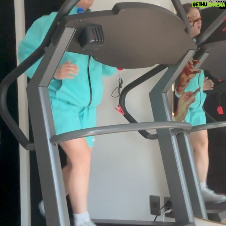 Park Na-rae Instagram - 오랜만에 돌아온 공답요정 박나래입니다. 이것은 4개월간 저만의 다이어트 이야기입니다. 틀린 점도 있겠지만 최대한 저에게 맞는 루틴을 찾아서 했던것 같습니다. 그리고 많은분들의 응원 덕분에 지금은 먹으면서 근육량을 더 늘리려고 운동하면서 유지하고 있습니다! 두번째 사진이 1월달이고 세번째 사진이 어제 입니다.. 부끄럽지만 많은 분들이 물어봐주셔서 식단과 운동 올려봅니다. 일단 운동하시는 모든분들을 존경합니다! 진짜 대단하십니다!! 식단은 다이어트하면서 제일 많이 먹은게 오나오 (오버나이트오트밀) 입니다. 오트밀 3스푼 그릭요거트 1스푼 알룰로스 반스푼 무가당 땅콩버터 1스푼 치아시드 1스푼 프로틴 그래놀라 1스푼 견과류 반주먹 황치즈가루 1스푼 또는 무가당 코코아가루 1스푼 (너무 맛있어서 살이 좀 덜빠질수있습니다) 오트밀죽 (오트밀참치죽, 오트밀게맛살죽등등) 현미밥 낫또 아보카도 훈제연어 차즈키소스 호밀빵 치팅은 무조건 고기 야채 아침은 거의 매일 사과 무가당땅콩버터 1스푼 그릭요거트 바프 일주일 전엔 단호박과 닭가슴살 150그람에 어린이용김 세끼먹었습니다 배고프면 견과류 방토(삶에서 행복을 잃은 일주일) 아 그리고 먹방 다음날엔 무조건 16시간 공복….ㅠㅠ 운동은 무조건 유산소 근력 운동 병행 비록 살 빠지는 속도는 느리지만 이래야 요요도 천천히 오고 탄력도 있다고 해서 꾸준히 했던 것 같습니다. 처음 운동 할 때 몸도 무겁고 동작은 안되고 귀찮고 힘들고 진짜 운동하면서 쌍욕이 절로 나왔습니다… 3개월 간은 유산소 1시간 근력 1시간 주 5회 바프 한달전부터는 유산소 2시간(마운틴1시간 좀비짐1시간) 근력 1시간 매일 했습니다. 유산소 하면서 최고로 효과 본 운동은 마이마운틴 인터벌.. 진짜 죽음이라고 할만큼 힘들었지만 정말 효과 하나는 최고였습니다! 그리고 좀비짐에 가서 미트치며 격투기 배우기 한 시간이면 정말 사람이 좀비가 되는 기적을 보았습니다.(박재현쌤 최고!!) 저의 다이어트는 아마도 계속 쭉~~~~ 이어지지 않을까 싶습니다. 언젠간 숨 안 참고도 복근 나오는 그날까지!!! 여러분 맛있게 먹고 운동하면서 햅삐햅삐합시다😊😊