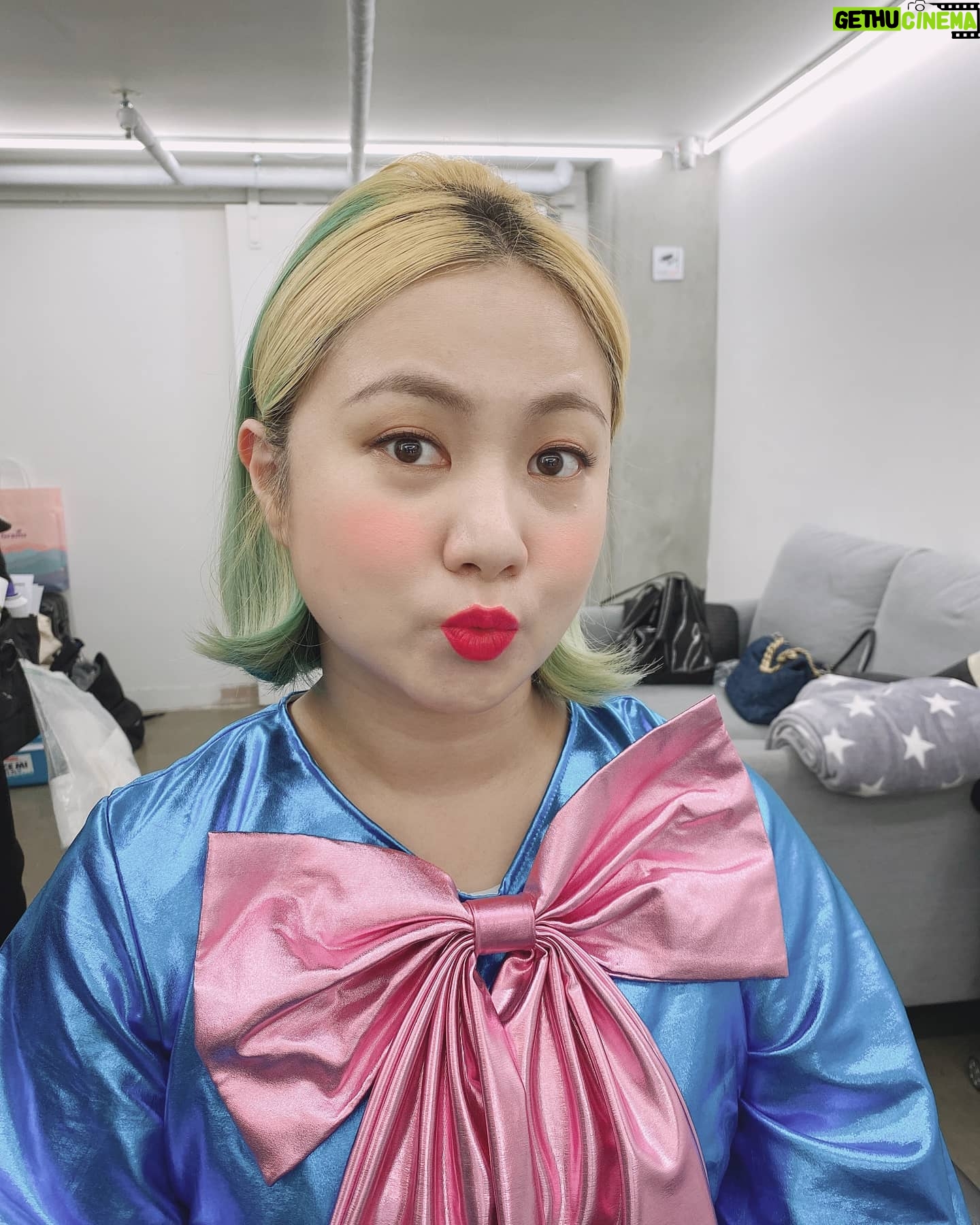 Park Na-rae Instagram - #거기너 #그래바로너 #에스마켓 #광고 #촬영중 #신데렐라 #아니고 #마법할머니