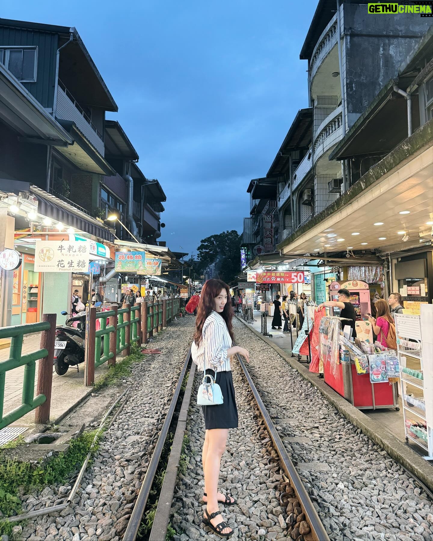 Park Shin-hye Instagram - 새언니에게 단련된 우리오빠의 사진실력.. ㅋㅋ 길~게 찍어줘서 고마워👏🏼👏🏼