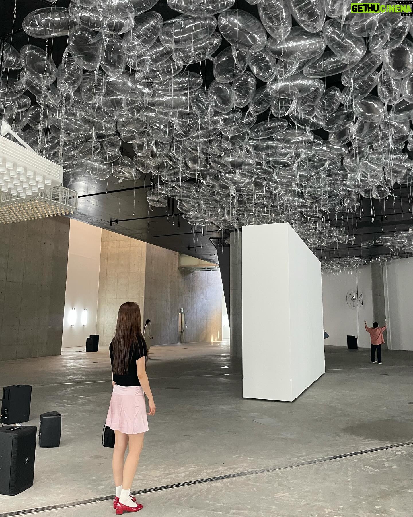 Park So-jin Instagram - Philippe Parreno✨ 천재.이렇게 세계관 넘치는 아티스트들 너무 사랑함. 한국에서의 전시는 맛보기 같다. 전시장 한켠에 있는 그의 책들을 꼭 한장한장 보시면 좋겠다. 배두나 배우님의 소름돋는 ann lee도 차분히 마주하고선 감탄이 절로 터졌고, 나를 그의 우주로 초대한 공간에서는 현대무용 퍼포먼스가 퇴장까지 기깔났다. 설치미술 이런거였나 워후👧🏼💖